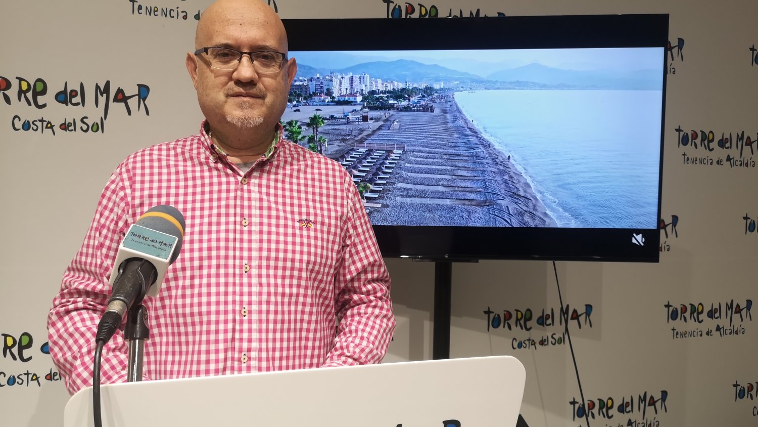 Vélez-Málaga presenta el servicio de vigilancia y socorrismo de playas para la Semana Santa