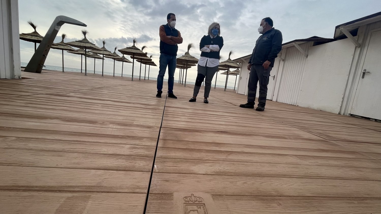 Fuengirola refuerza su apuesta por la accesibilidad instalando tarimas de hormigón en las playas