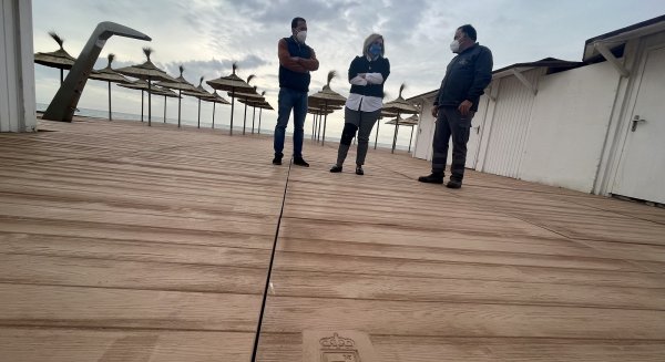 Fuengirola refuerza su apuesta por la accesibilidad instalando tarimas de hormigón en las playas