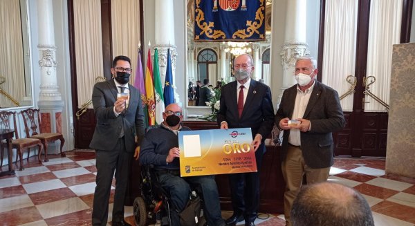 La 'Tarjeta Oro' de la EMT incluye a personas pensionistas por Incapacidad Permanente Absoluta