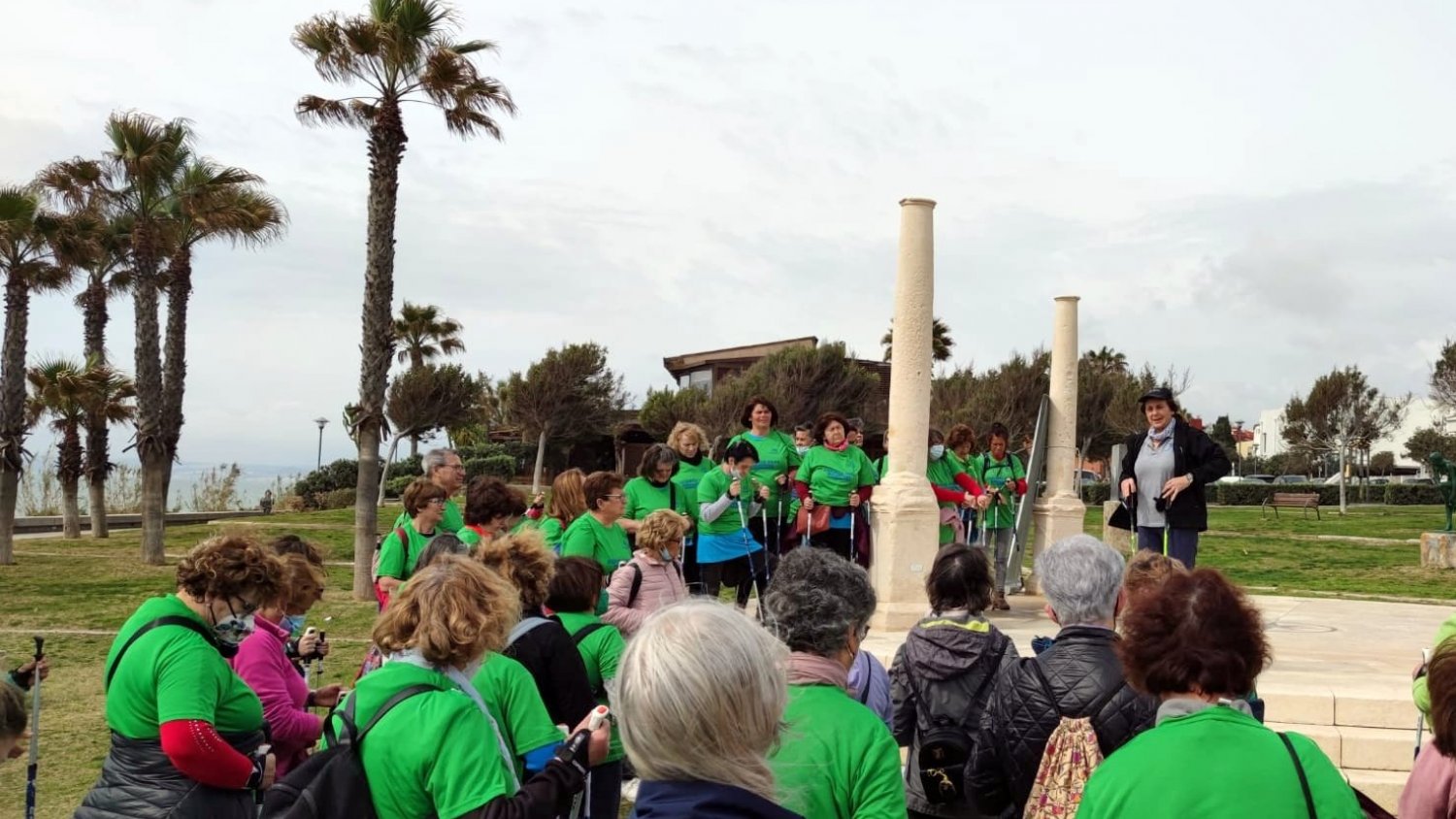 Estepona acoge una Marcha Nórdica en la que han participado más de 160 mayores