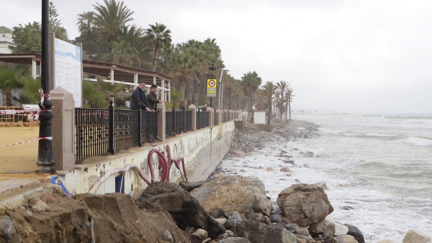Marbella repara los desperfectos del Paseo Marítimo tras el temporal