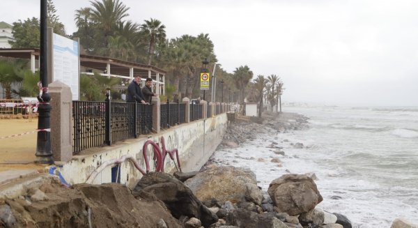 Marbella repara los desperfectos del Paseo Marítimo tras el temporal