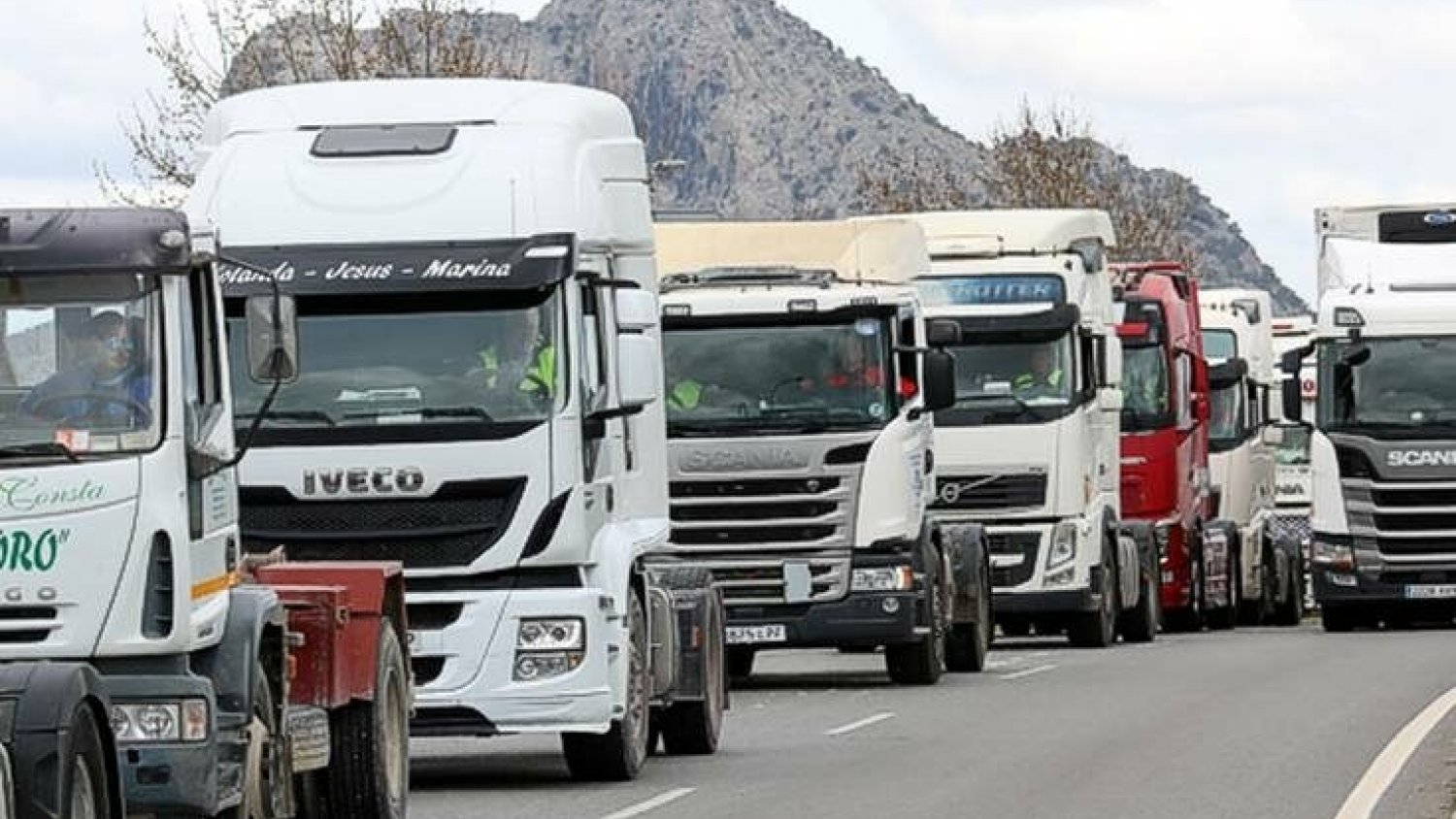 La huelga de transportistas continúa tras ocho días de protestas