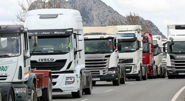 La huelga de transportistas continúa tras ocho días de protestas