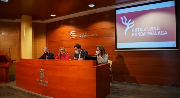 El Ayuntamiento se adhiere a la ruta del vino de Ronda y Málaga