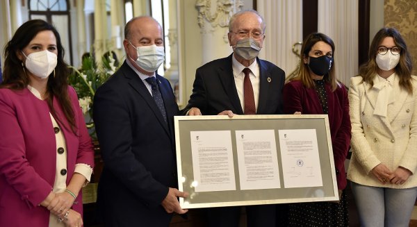 Manuel Barón visita el Ayuntamiento de Málaga para apoyar la candidatura a la Expo27