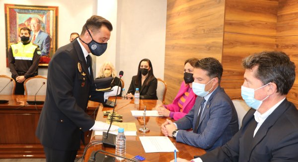 Torrox actualiza el organigrama de la Policía Local con un subinspector jefe y tres nuevos oficiales