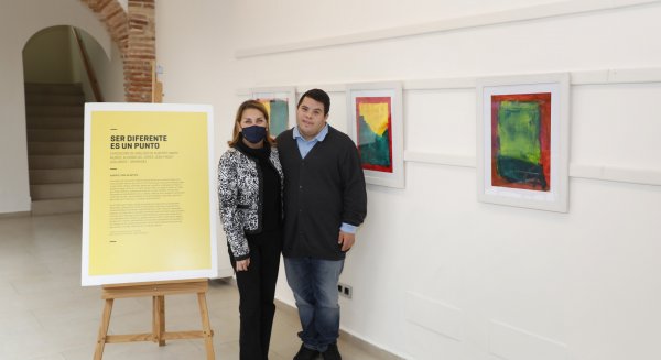El Hospital Real de la Misericordia alberga la clausura de la exposición ‘Ser diferente es un punto’