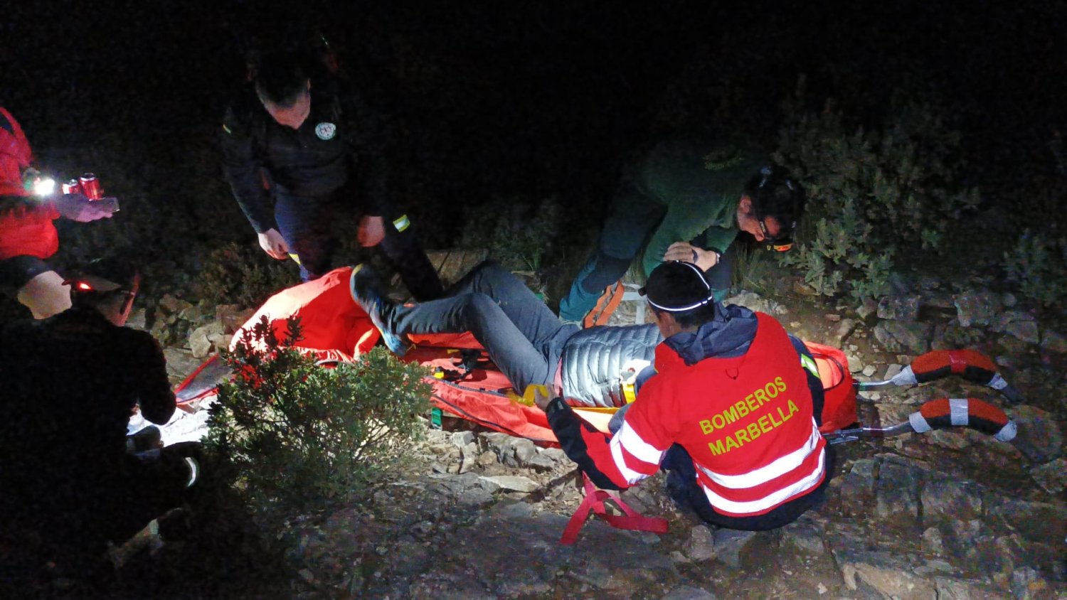 Bomberos de Marbella rescatan a un joven accidentado en el pico de La Concha