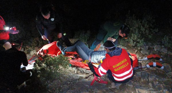 Bomberos de Marbella rescatan a un joven accidentado en el pico de La Concha
