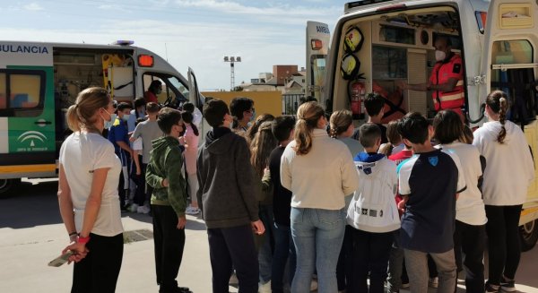 El 061 enseña cómo actuar ante una emergencia sanitaria a 135 alumnos en Málaga