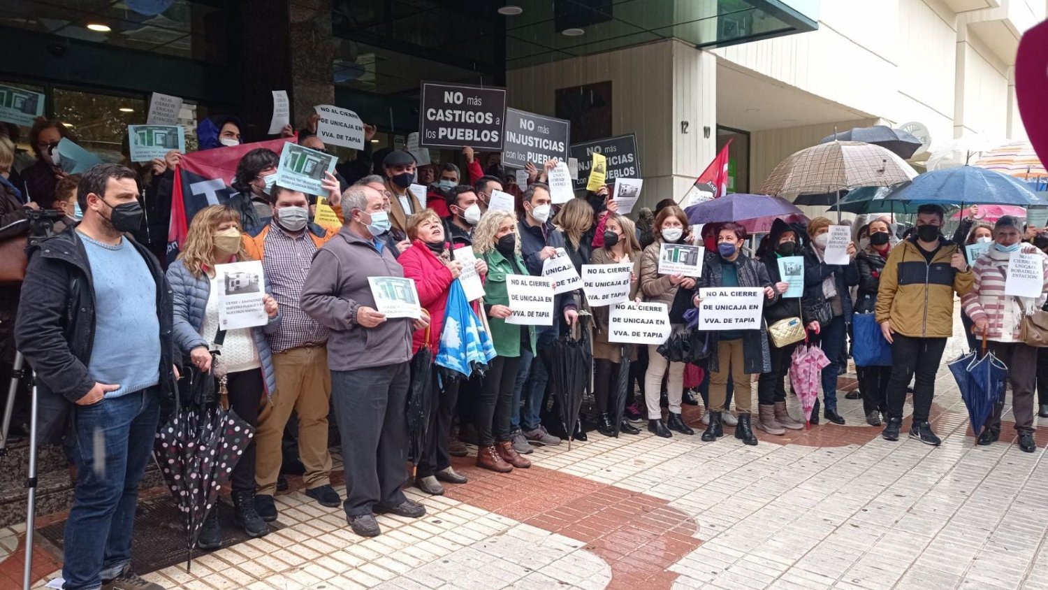 Los vecinos de 11 localidades malagueñas protestan contra el cierre de Unicaja en zonas rurales