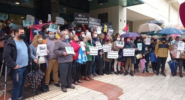 Los vecinos de 11 localidades malagueñas protestan contra el cierre de Unicaja en zonas rurales