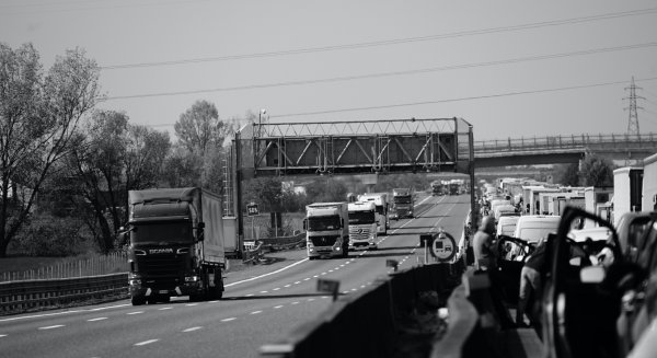 Por Mi Pueblo Vélez-Málaga muestra su apoyo a la huelga convocada por transportistas