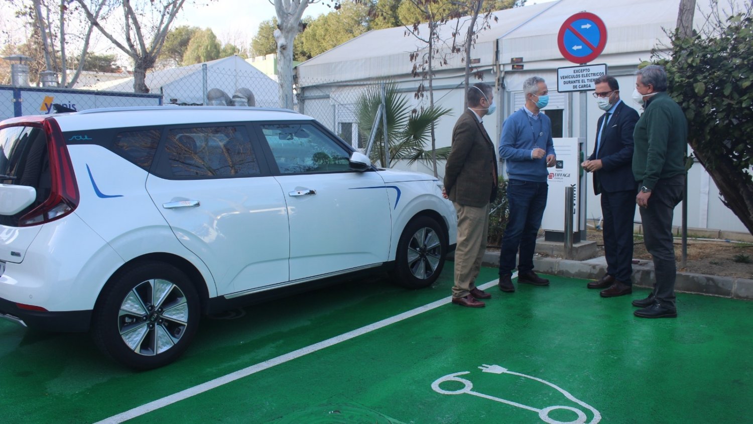 El Hospital de la Axarquía instala dos puntos de recarga para vehículos eléctricos