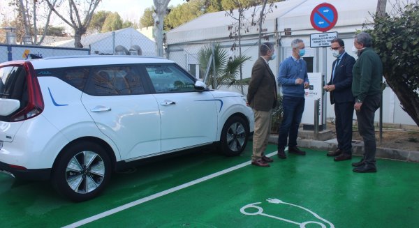 El Hospital de la Axarquía instala dos puntos de recarga para vehículos eléctricos