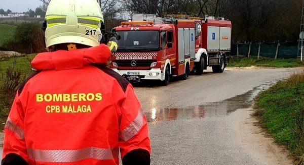 Los bomberos rescatan a dos menores atrapadas por un incendio en su vivienda