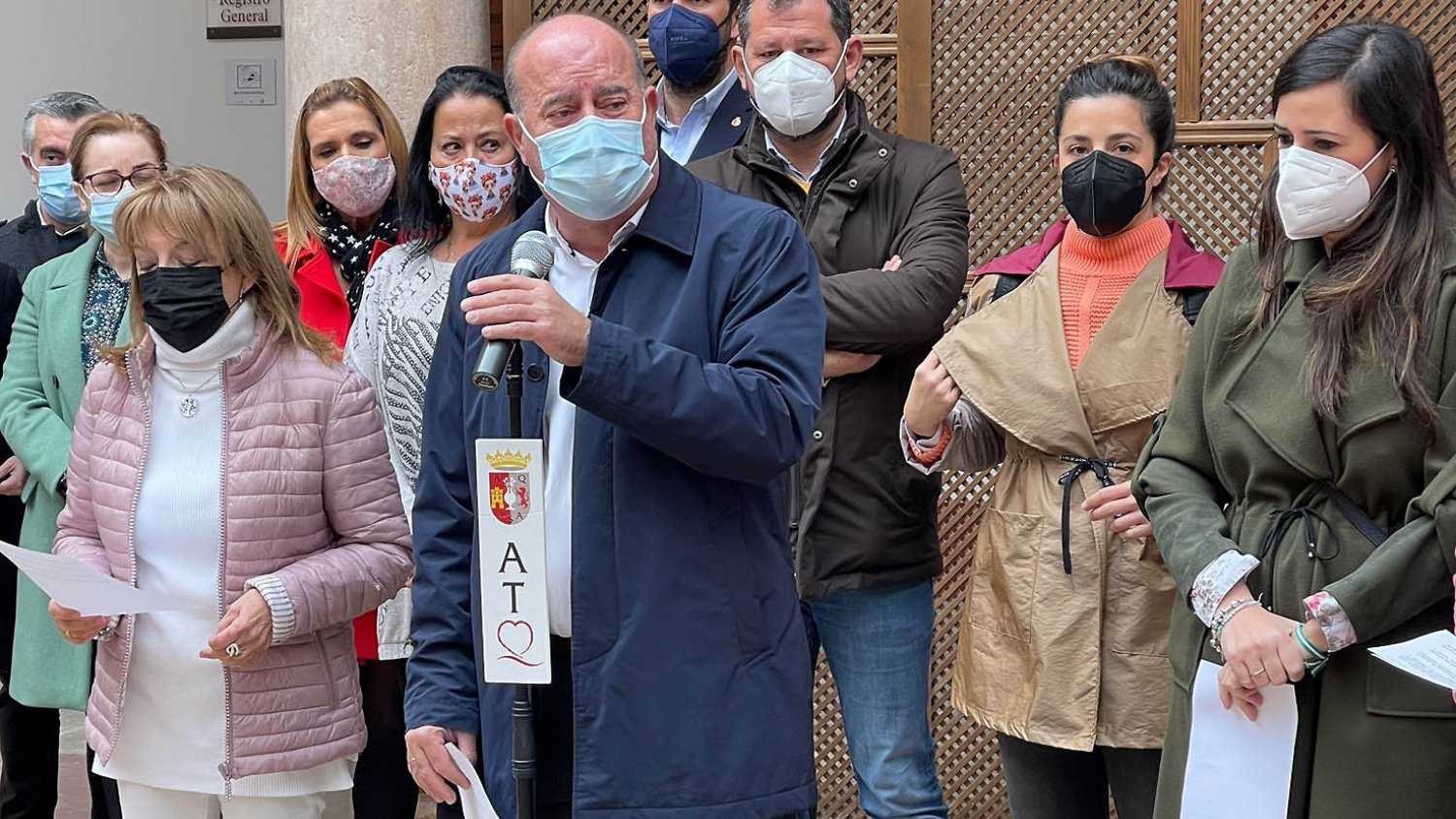 Antequera realiza la lectura de un manifiesto junto a los grupos políticos municipales con motivo del 8M