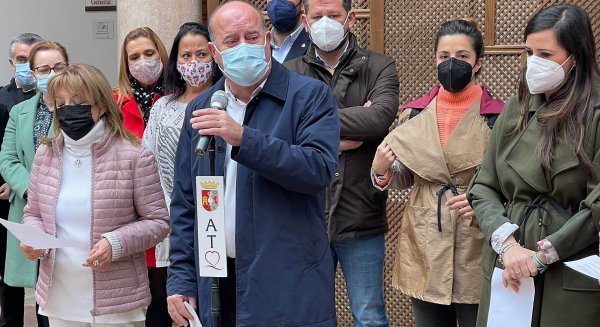 Antequera realiza la lectura de un manifiesto junto a los grupos políticos municipales con motivo del 8M