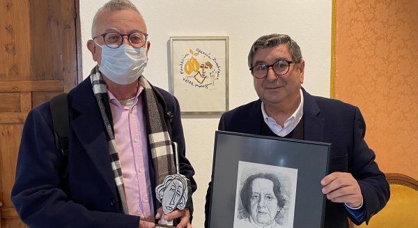 La Fundación María Zambrano de Vélez-Málaga recibe la donación de la revista 'Litoral' de 1983