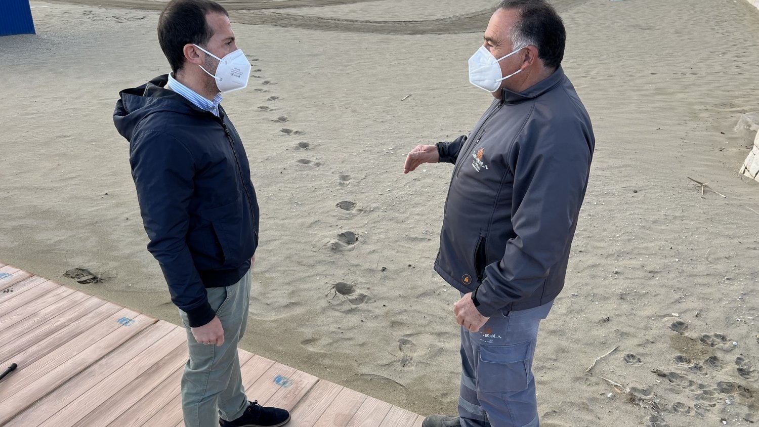 Fuengirola intensifica las labores de cribado de la arena de sus playas