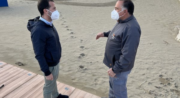 Fuengirola intensifica las labores de cribado de la arena de sus playas
