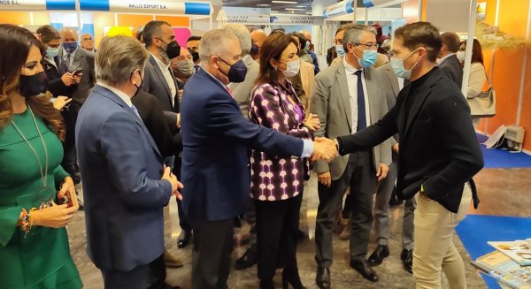La Junta subraya la capacidad tractora del sol y playa para impulsar el turismo y otros segmentos