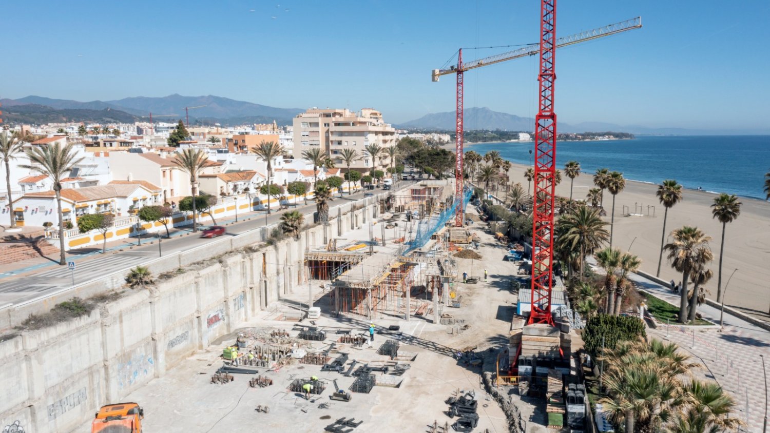 El Ayuntamiento concluye las obras de cimentación del proyecto urbano que abrirá Estepona al mar