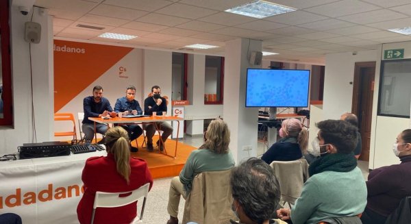 La dirección de Cs Málaga cierra filas con Losada en el conflicto del Museo Ruso