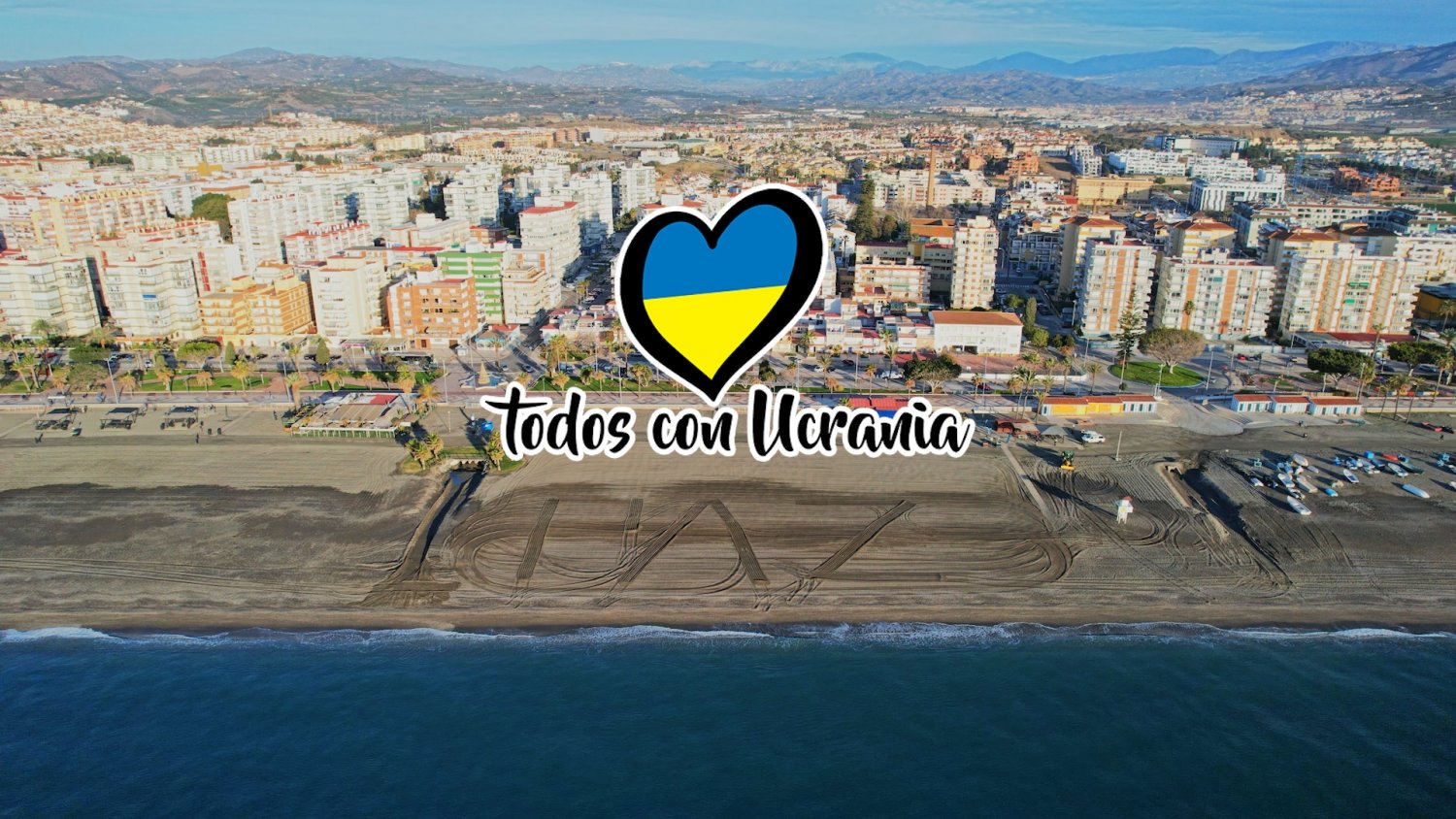 Torre del Mar marca el símbolo de la paz en sus playas en solidaridad con el pueblo ucraniano