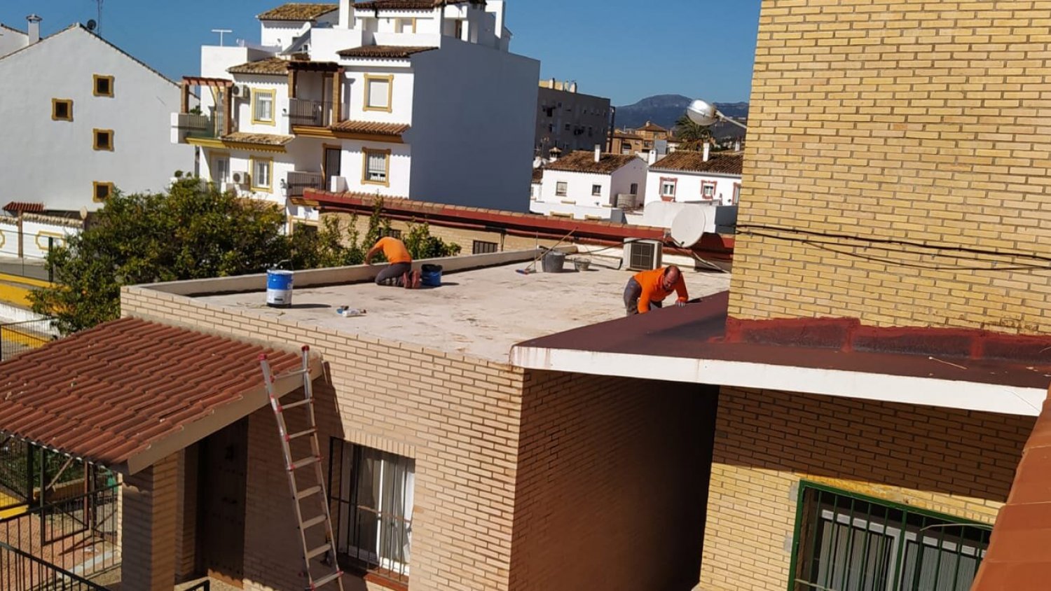 Estepona realiza trabajos de mantenimiento en los centros educativos durante la Semana Blanca