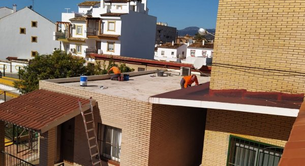 Estepona realiza trabajos de mantenimiento en los centros educativos durante la Semana Blanca