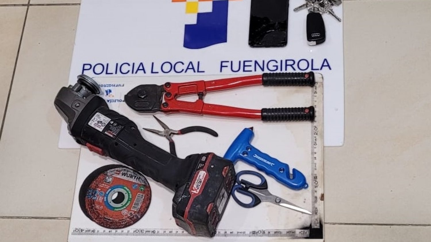 La Policía Local de Fuengirola detiene a un hombre que estaba robando en un coche