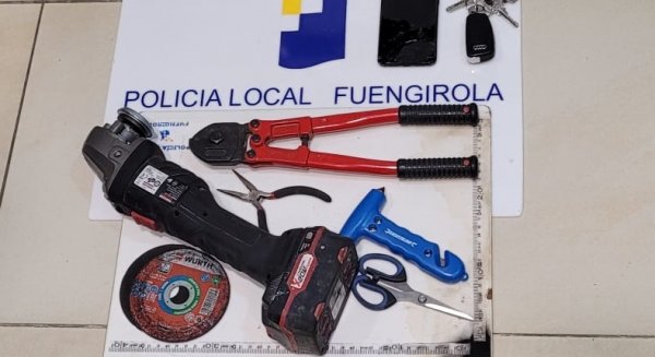 La Policía Local de Fuengirola detiene a un hombre que estaba robando en un coche