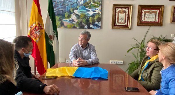El alcalde recibe a la asociación de ucranianos en Estepona y ofrece la colaboración institucional