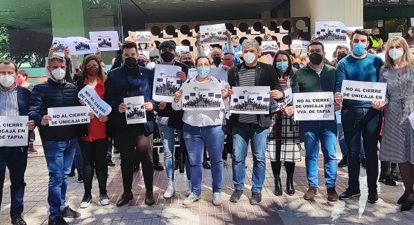 Los alcaldes socialistas protestan ante el cierre de oficinas previsto por Unicaja Banco