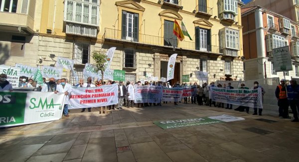 Los médicos andaluces se vuelven a concentrar bajo el lema 'Salvemos nuestra atención primaria'