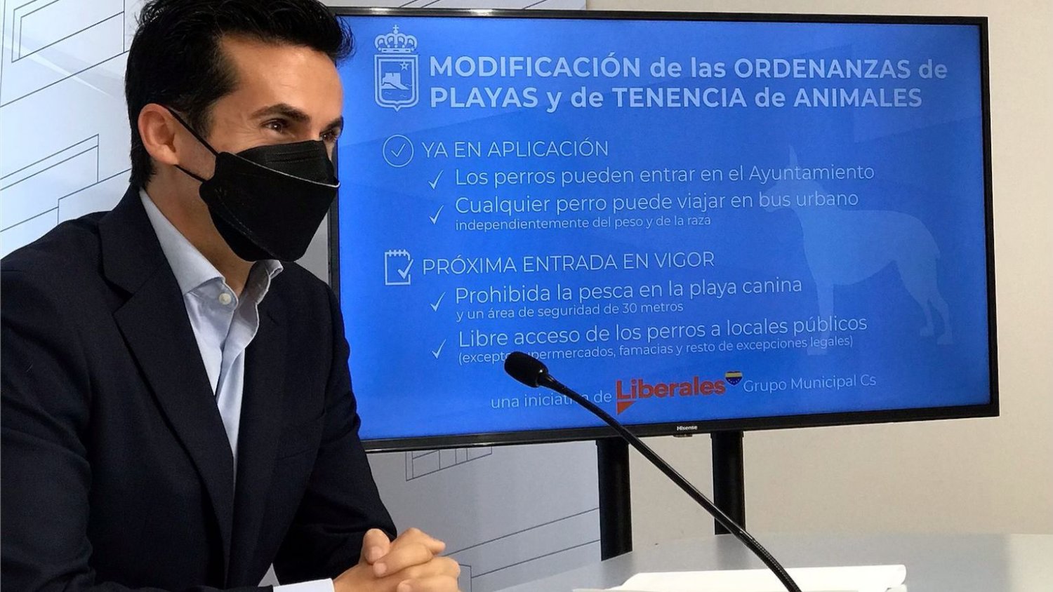 La norma que permite a los perros entrar en el Ayuntamiento de Fuengirola se hace efectiva