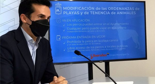 La norma que permite a los perros entrar en el Ayuntamiento de Fuengirola se hace efectiva