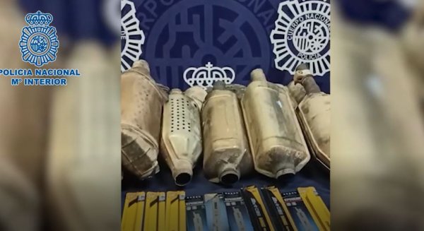 La Policía detiene a dos componentes de una red criminal dedicada al robo de catalizadores de vehículos