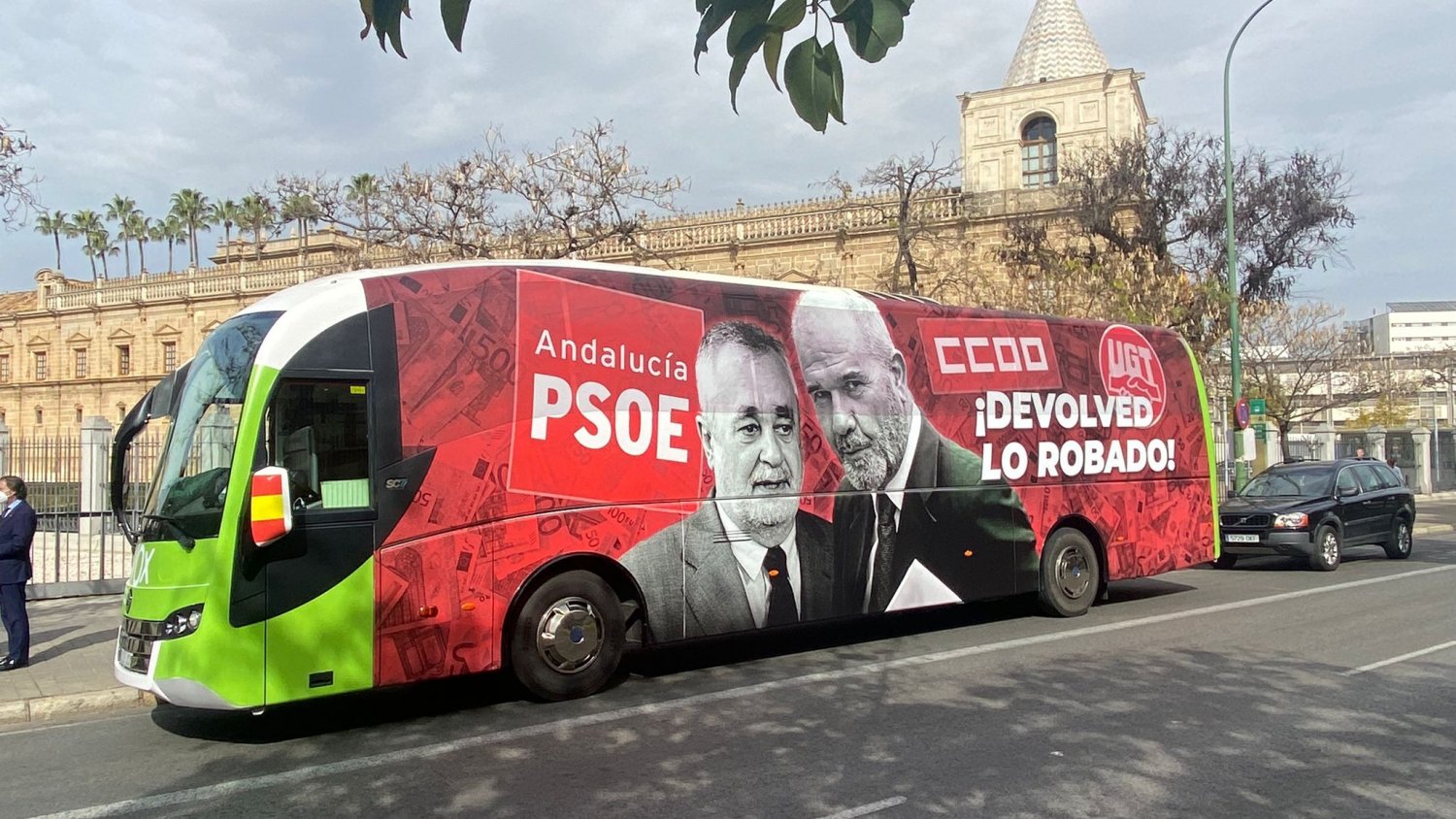 Vox diseña un autobús para recorrer la región bajo la campaña 'Devolved lo robado'