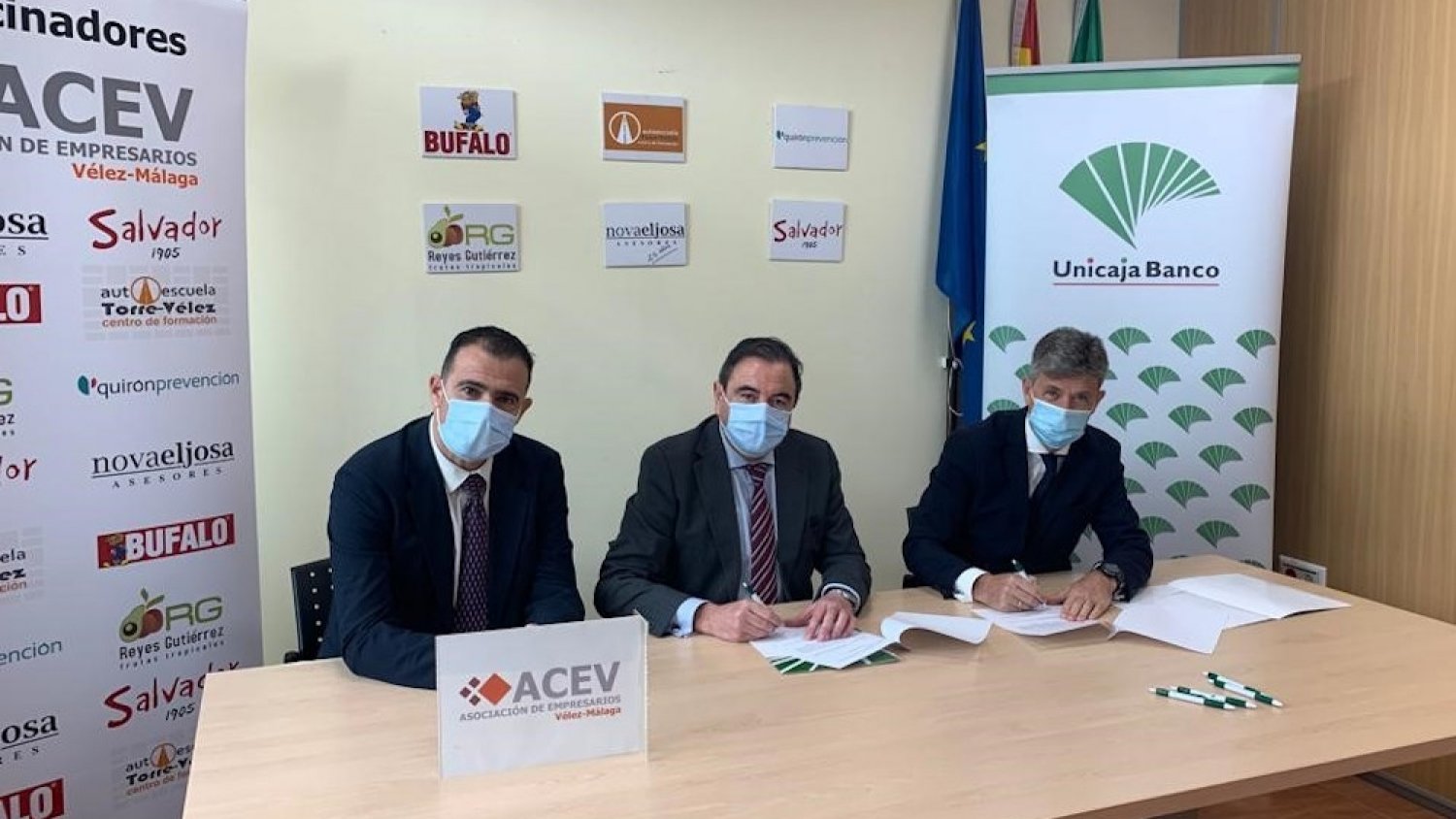 Unicaja colabora con tres municipios de Málaga para facilitar la financiación a sus socios