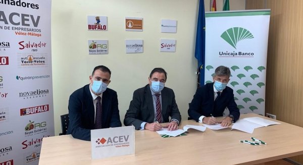 Unicaja colabora con tres municipios de Málaga para facilitar la financiación a sus socios
