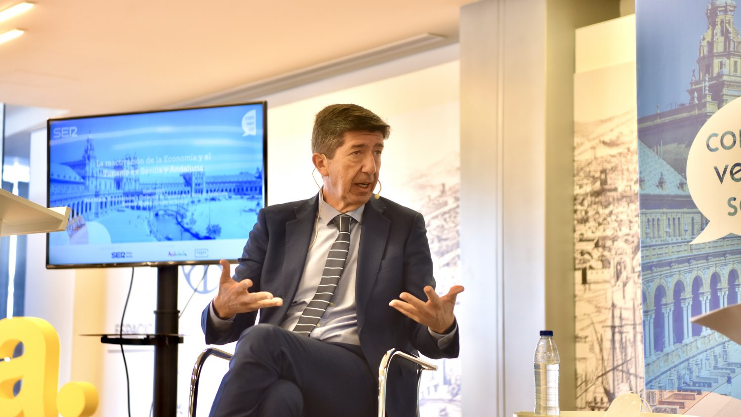 Juan Marín avanza que la calidad del servicio primará en la regulación de viviendas turísticas