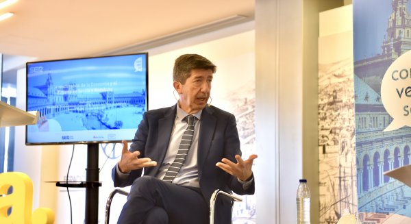 Juan Marín avanza que la calidad del servicio primará en la regulación de viviendas turísticas