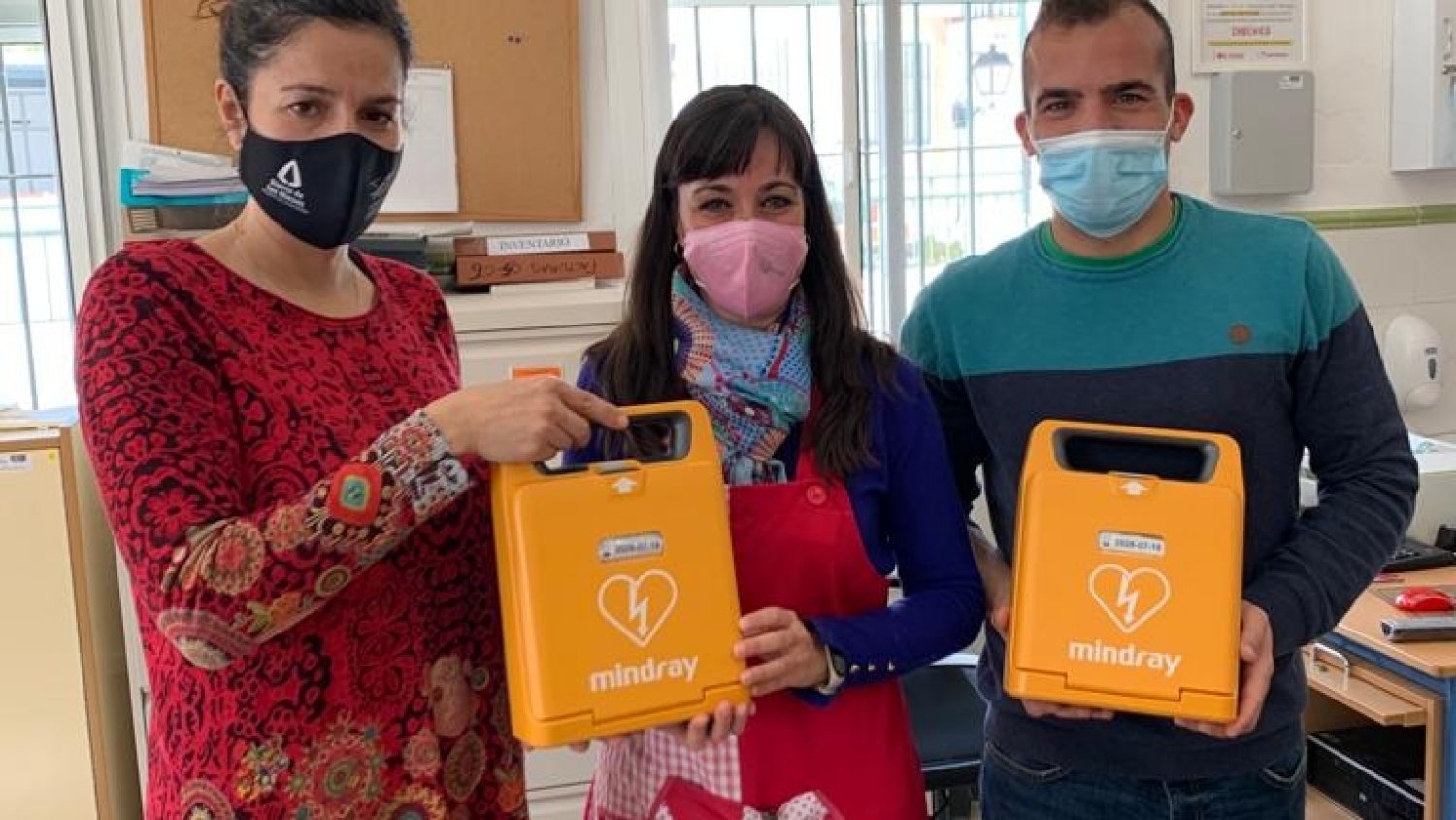 Monda recibe cinco desfibriladores externos semiautomáticos