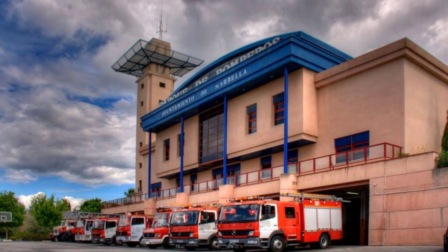 Bomberos de Marbella rescatan a 12 estudiantes que se desorientaron en la Mina de Buenavista