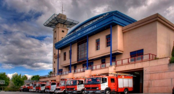 Bomberos de Marbella rescatan a 12 estudiantes que se desorientaron en la Mina de Buenavista