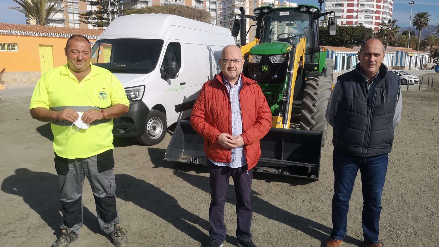 Playas en Vélez-Málaga amplía su equipamiento con un nuevo tractor y un furgón de carga